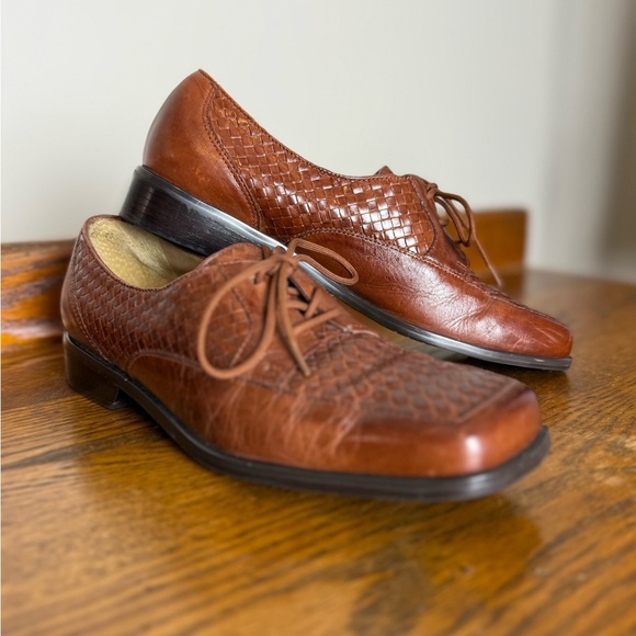 Women’s Trotters Lizzie Herringbone Woven Leather Lace-up Oxfords - Picture 2 of 9